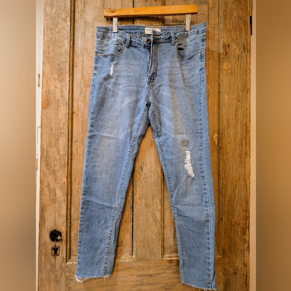 Distressed skinny jeans